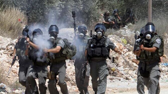Israelische Truppen feuern Tränengas auf palästinensische Demonstranten. 