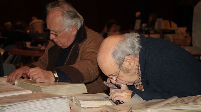 Ist die echt? Die Großtauschtage - hier ein Archivbild vom Vorjahr - sind für den Briefmarkensammler-Verein ein organisatorische