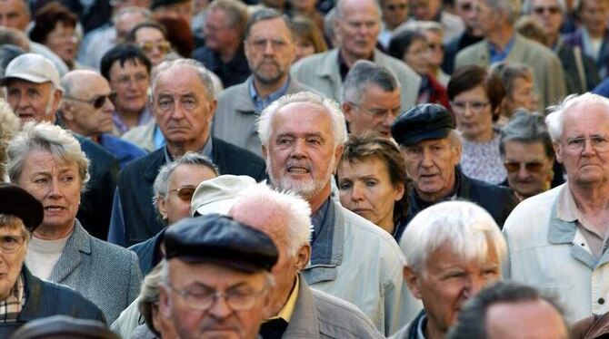 Rentner bei einem Protestmarsch gegen Rentenkürzungen und Einsparungen (Archivfoto): Nach einem Zeitungsbericht kommen viele
