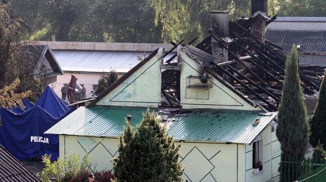 Das aus Holz gebaute Wohnhaus einer kinderreichen Familie geriet beim Aufprall der Cessna sofort in Brand.