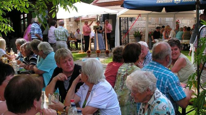 Vor allem schattige Plätze waren beim »Höflesfest« des Geschichtsvereins Härten am Sonntag in Jettenburg gefragt. FOTO: WEBER