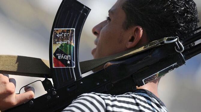 Ein bewaffneter Junge in Tripolis an einem Checkpoint der Rebellen. Ein bewaffneter Junge in Tripolis an einem Checkpoint der Rebellen.