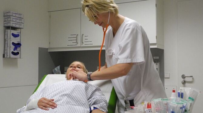 Wie geht es der Patientin? Dr. Zsuzsa Märkle bei ihrer Arbeit in der zentralen Notaufnahme. GEA-FOTO: STEPHAN ZENKE