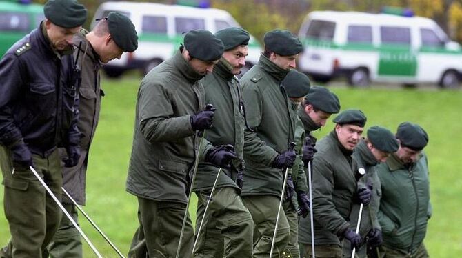 Polizeibeamte suchen im Oktober 2000 eine Wiese bei Weil im Schönbuch ab. Einen Tag zuvor war in der Nähe die Leiche des elfj