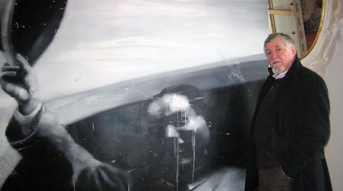 Ewald Schrade 2010 vor einem Mao-Bild im Hubertussaal von Schloss Mochental in der Ausstellung »Chinese Pop«. GEA-FOTO: KUNZE