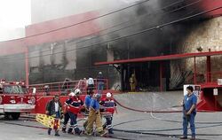 Bis zum späten Donnerstagabend holten Rettungskräfte Tote und Verletzte aus dem in Flammen stehenden Gebäude des Bingo-Kasino