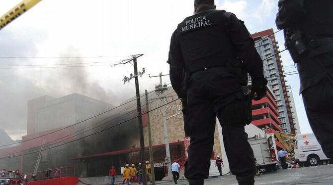 Polizisten in Monterrey sperren das Gebiet rund um das Kasino ab.