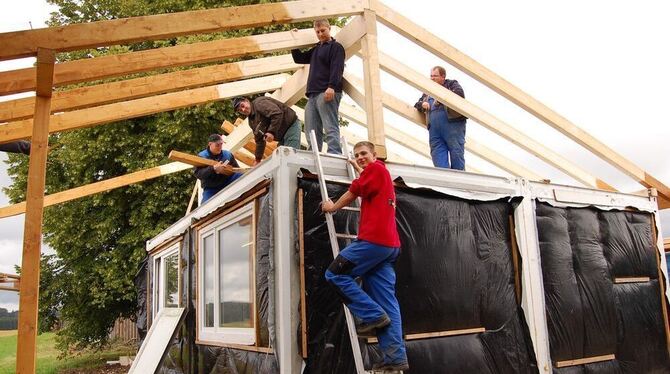 Martin Keimer, Thomas Biener, Andreas Buck,Thomas Buck und Sören Eichler (von links) beim Aufrichten des Dachs über dem neuen Ju