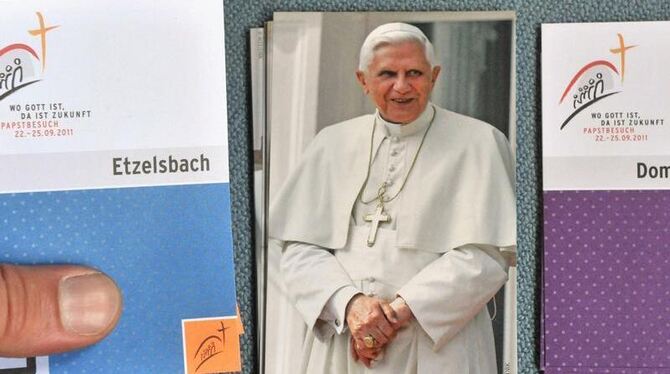 Die Zugangskarten für die Gottesdienste in Etzelsbach und Erfurt: Der Mehrheit der Bundesbürger ist nach einer dpa-Umfrage de Die Zugangskarten für die Gottesdienste in Etzelsbach und Erfurt: Der Mehrheit der Bundesbürger ist nach einer dpa-Umfrage de