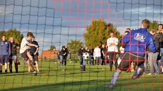 Duell im Abendlicht: Beim Dämmerungs-Elfmeterschießen ließen es die Schützen krachen. FOTO: SCHREIER Duell im Abendlicht: Beim Dämmerungs-Elfmeterschießen ließen es die Schützen krachen. FOTO: SCHREIER