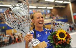 Ausgelassener norwegischer Jubel: Byasens Mannschaftsführerin Camilla Herren mit dem Sika-Cup. GEA-FOTO: PACHER