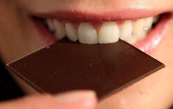 Gute Nachrichten für alle Schokoladenliebhaber: Wer viel Kakaoprodukte isst, leidet deutlich seltener an gefährlichen Herz- u