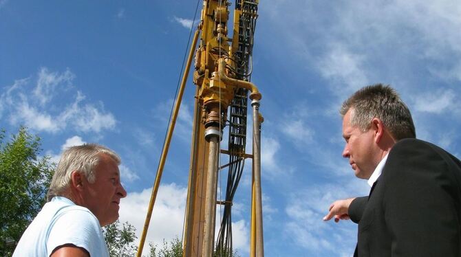 »Romina«-Geschäftsführer Stefan Gugel (rechts) erkundigt sich bei Bohrmeister Horst Antoskiewicz über den Fortschritt der Bohrungen. FOTO: RABE