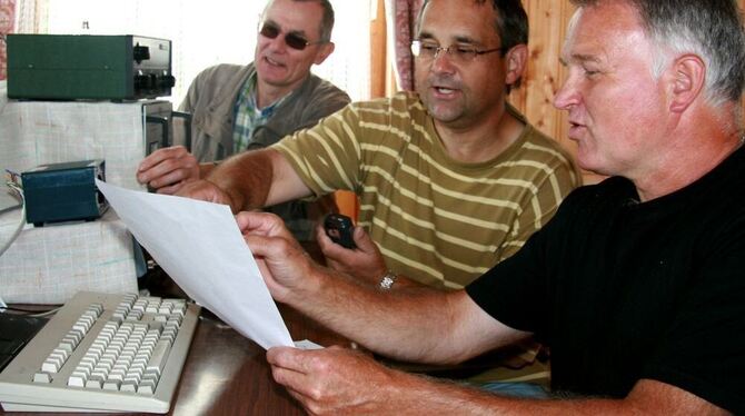 Ortsverbandsvorsitzender Klaus Ruedel (links) legt gemeinsam mit Bernhard Bantle aus Riedlingen (Mitte) und Gerhard Störkle aus