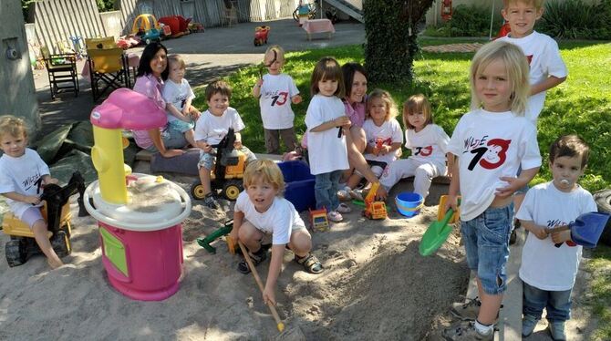 Raus in den großen Garten geht es für die Kinder und Erzieherinnen jeden Tag. FOTO: NIETHAMMER
