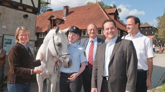 Gruppenbild mit Araberhengst Said: (von links) Astrid von Velsen-Zerweck, Elisabeth Wiltafsky, der Landtagsabgeordnete Klaus Käp