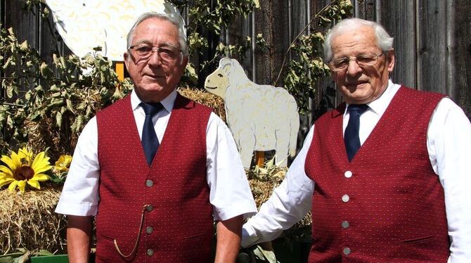 Ehrung für langjährige Sänger im Rahmen der Münzdorfer Hockete: Gerhard Schrode (links) ist seit 50 Jahren im Gesangverein aktiv Ehrung für langjährige Sänger im Rahmen der Münzdorfer Hockete: Gerhard Schrode (links) ist seit 50 Jahren im Gesangverein aktiv