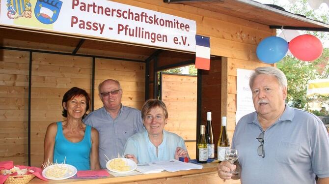 Gretel Gust, Gerhard Gümbel und seine Frau Eva-Maria (von links) verköstigen an ihrem Stand die Gäste mit Wein und Käsehappen au Gretel Gust, Gerhard Gümbel und seine Frau Eva-Maria (von links) verköstigen an ihrem Stand die Gäste mit Wein und Käsehappen au