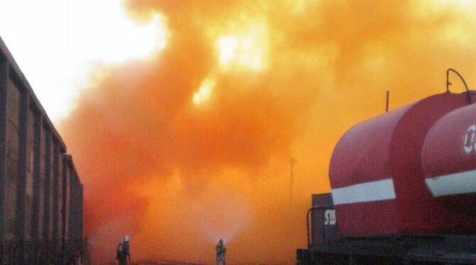 Rettungskräfte versuchen auf dem Bahnhof in Tscheljabinsk (Russland) eine große Bromwolke unter Kontrolle zu bringen.
