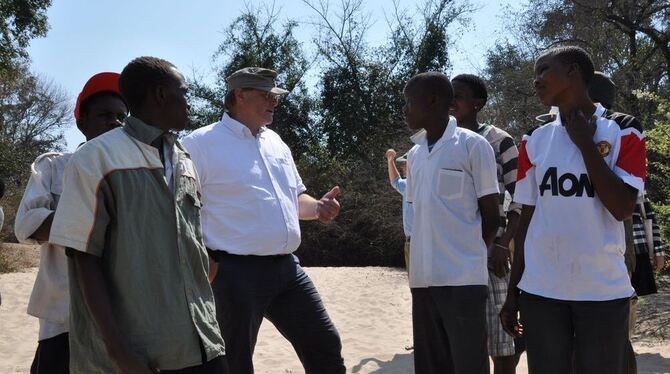 Entwicklungsminister Dirk Niebel (Dritter von links) im Gespräch mit Jugendlichen der San Community in Namibia. FOTO: FORRO