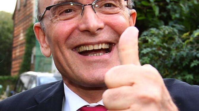 Hat allen Grund zur Freude: Erwin Sellering, SPD-Spitzenkandidat und Ministerpräsident von Mecklenburg-Vorpommern hält nach Beka