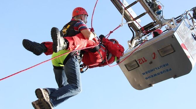 Rettung aus luftiger Höhe: Wie's geht, zeigte die Altenburger Wehr. FOTO: THOMYS Rettung aus luftiger Höhe: Wie's geht, zeigte die Altenburger Wehr. FOTO: THOMYS