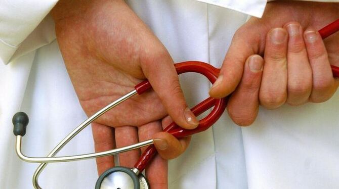 Eine Ärztin hält ein Stetoskop in der Hand.