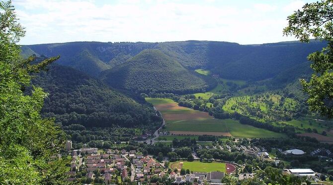 Von den Höllenlöchern, die bei der Natura Trail-Wanderung der Naturfreunde Metzingen am Weg liegen, bietet sich dieser herrliche Von den Höllenlöchern, die bei der Natura Trail-Wanderung der Naturfreunde Metzingen am Weg liegen, bietet sich dieser herrliche