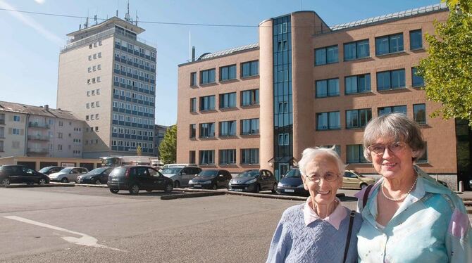 Hanna Haarburger (links) und Gertrud Hartmann auf dem ehemaligen Gelände der Firma Haarburger. FOTO: Trinkhaus