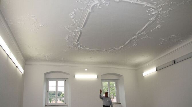 Barocker Schatz an der Decke des künftigen Klassenzimmers: Die Stuckverzierungen waren lange Zeit hinter Deckenplatten verborgen