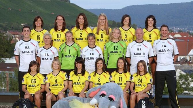 Die Metzinger Handballerinnen hinten von links: Julia Smideliusz, Annamaria Ilyes, Cassandra Engel, Barbara Balogh, Lisa Mößinge