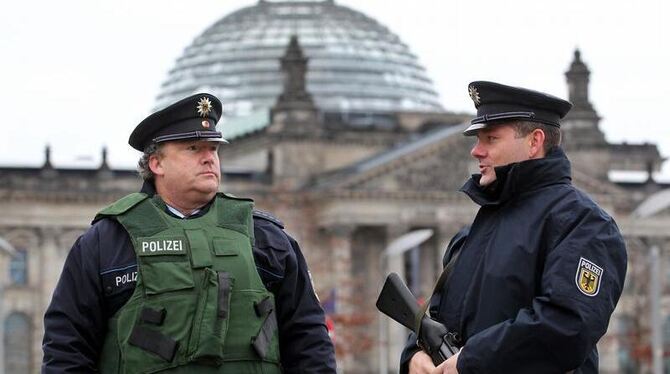 Mit Maschinenpistolen bewaffnete Beamte der Bundespolizei vor dem Reichstagsgebäude. (Archivbild)