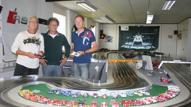 Toni van der Veert, Carlheinz Nisi und Michael Prax (von links) hinter ihrer selbst entworfenen Rennbahn. GEA-FOTO: HAILFINGER