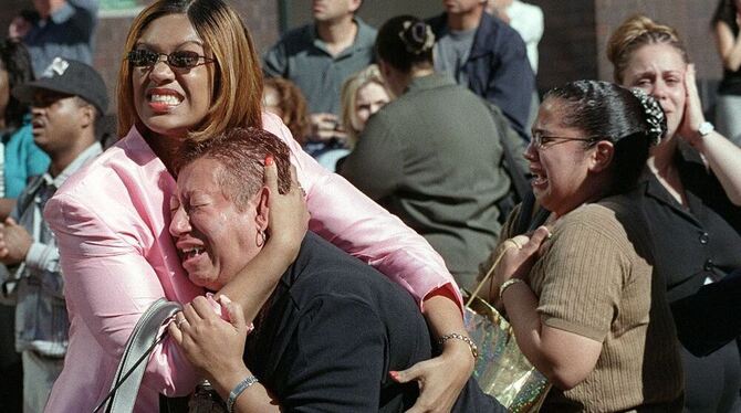 11. September 2001: Die Menschen in New York sind schockiet und fassungslos. FOTO: AP