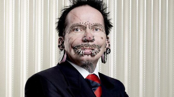 Rolf Buchholz aus Dortmund ist der meistgespiercte Mann der Welt: Er hat  453 Stäbe und Ringe am ganzen Körper. (Bild: GUINNE