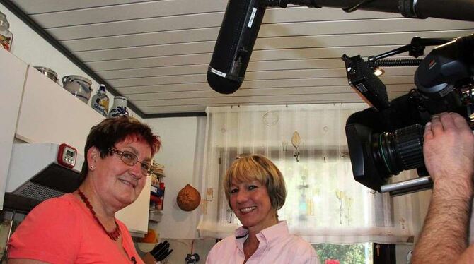 In der kleinen Küche von Maria Knoll (links) in Dapfen wurde es gestern eng, als SWR-Moderatorin Petra Klein samt Kamera-Team zu