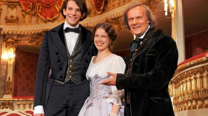 König Ludwig II. (l, Sabin Tambrea), Sophie (Paula Beer) und Richard Wagner (Edgar Selge) im Cuvillies-Theater.