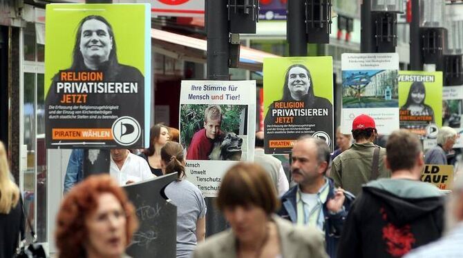 Wahlplakate bestimmen in der Wilmersdorfer Straße von Berlin das Bild.