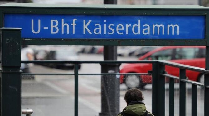 Am Samstagmorgen wurde am U-Bahnhof Kaiserdamm ein 23-Jähriger auf der Flucht vor Schlägern von einem Auto überfahren und get