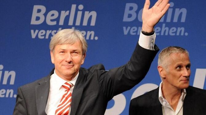 Wahlsieger Klaus Wowereit (SPD) bedankt sich bei seinen Parteigenossen. Wahlsieger Klaus Wowereit (SPD) bedankt sich bei seinen Parteigenossen.