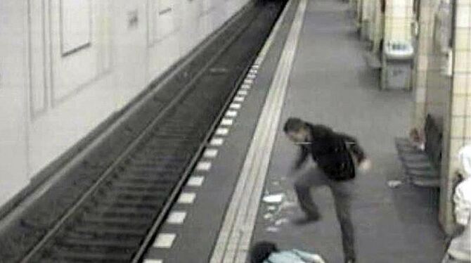 Der Screenshot einer Überwachungskamera der Berliner Verkehrsbetriebe zeigt einen Angriff auf einen Mann im U-Bahnhof Friedri