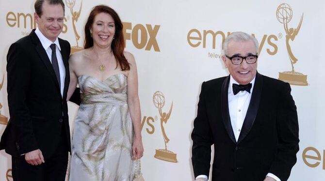 Martin Scorsese kommt mit Steve Buscemi und dessen Frau Jo Andres zur Emmy-Verleihung.