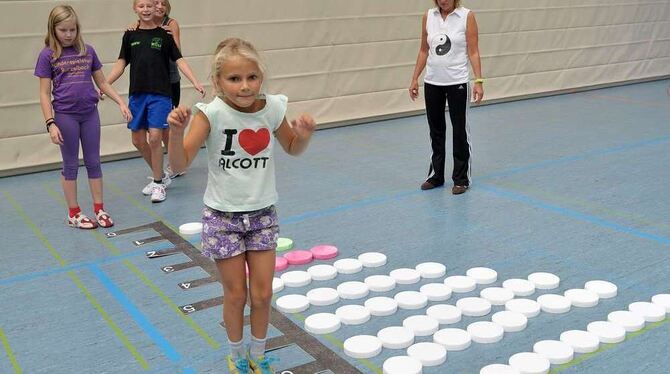 Spielerisch und immer in Bewegung: Auf dem »Zahlenstrahl« bekommen die Kinder ein Gefühl für Mengen. Im Hintergrund Kerstin Walz