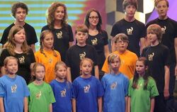 Ein Kinderchor singt «Heal The World» bei der «Tribute to Bambi»-Gala.