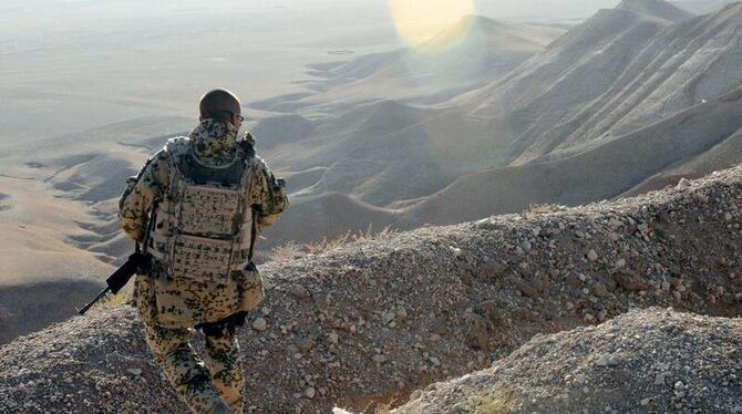 Ein ISAF-Soldat überblickt die Berge um Masar-i-Scharif (Archivbild). Bei einem Überfall in der westafghanischen Provinz Ghor