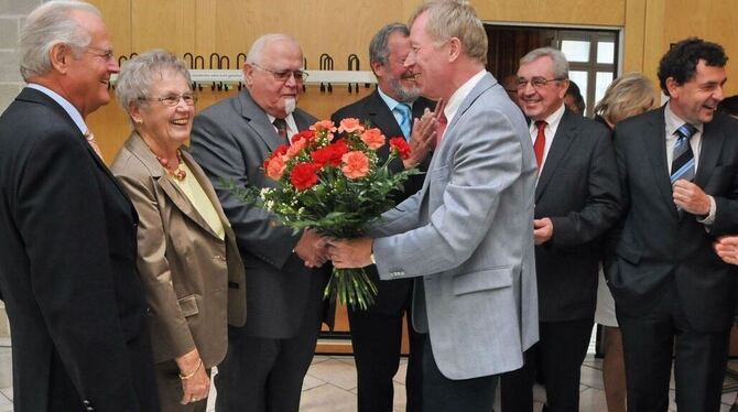 Blumen für den Altersjubilar: Hans Haußmann (Dritter von links) feierte jetzt seinen achtzigsten Geburtstag in seiner ehemaligen Blumen für den Altersjubilar: Hans Haußmann (Dritter von links) feierte jetzt seinen achtzigsten Geburtstag in seiner ehemaligen