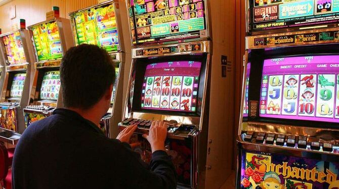 Spielautomaten in einer Spielhalle