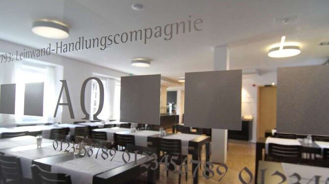 Der Blick in den neuen Speisesaal. Die (Brandschutz-)Türen im Stift Urach tragen alle ein »A« und ein »Omega«. Die Zeichen Der Blick in den neuen Speisesaal. Die (Brandschutz-)Türen im Stift Urach tragen alle ein »A« und ein »Omega«. Die Zeichen