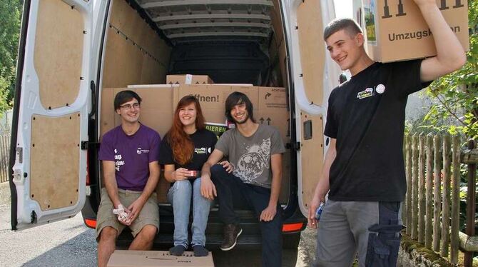 Gemeinsam geht es schneller (von links): Jan Rüdiger, »Campusspezialist« der Uni Erfurt, Hanna Reinhardt, ab nächste Woche Psych Gemeinsam geht es schneller (von links): Jan Rüdiger, »Campusspezialist« der Uni Erfurt, Hanna Reinhardt, ab nächste Woche Psych