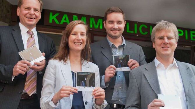 Freuen sich über den neuen Imagefilm (von links): Dr. Wolfgang Epp und Tina Müller von der Standortagentur, dazu die Filmemacher